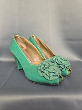 Load image into Gallery viewer, 1940s Green Canvas Flower Court Shoes