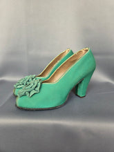 Load image into Gallery viewer, 1940s Green Canvas Flower Court Shoes