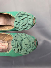 Load image into Gallery viewer, 1940s Green Canvas Flower Court Shoes
