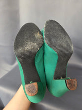 Load image into Gallery viewer, 1940s Green Canvas Flower Court Shoes