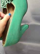 Load image into Gallery viewer, 1940s Green Canvas Flower Court Shoes