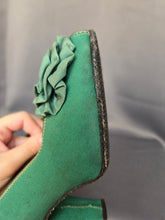 Load image into Gallery viewer, 1940s Green Canvas Flower Court Shoes