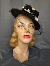 Load image into Gallery viewer, 1940s Black and Cream Straw/Raffia Tilt Hat