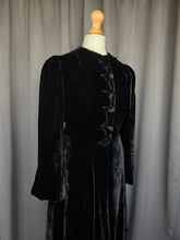 Load image into Gallery viewer, 1930s Black Soft Velvet Fit and Flare Coat