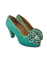 Load image into Gallery viewer, 1940s Green Canvas Flower Court Shoes