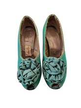 Load image into Gallery viewer, 1940s Green Canvas Flower Court Shoes