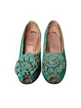 Load image into Gallery viewer, 1940s Green Canvas Flower Court Shoes