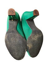 Load image into Gallery viewer, 1940s Green Canvas Flower Court Shoes