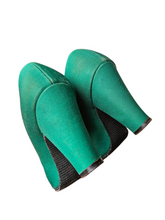 Load image into Gallery viewer, 1940s Green Canvas Flower Court Shoes