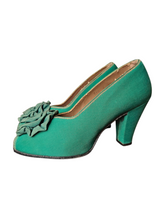 Load image into Gallery viewer, 1940s Green Canvas Flower Court Shoes