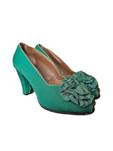 Load image into Gallery viewer, 1940s Green Canvas Flower Court Shoes