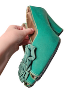 Load image into Gallery viewer, 1940s Green Canvas Flower Court Shoes