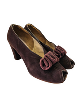 Load image into Gallery viewer, 1940s Brown Suede Bow Peep Toe Shoes