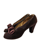 Load image into Gallery viewer, 1940s Brown Suede Bow Peep Toe Shoes