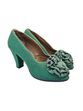 Load image into Gallery viewer, 1940s Green Canvas Flower Court Shoes