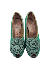 Load image into Gallery viewer, 1940s Green Canvas Flower Court Shoes