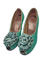 Load image into Gallery viewer, 1940s Green Canvas Flower Court Shoes