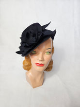 Load image into Gallery viewer, 1940s Navy Blue Felt Tilt Hat With Flower Band
