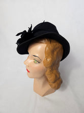 Load image into Gallery viewer, 1940s Navy Blue Felt Tilt Hat With Flower Band
