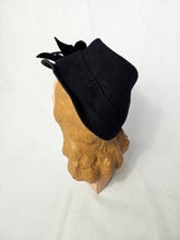 Load image into Gallery viewer, 1940s Navy Blue Felt Tilt Hat With Flower Band
