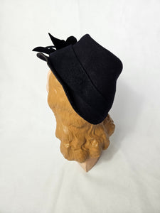 1940s Navy Blue Felt Tilt Hat With Flower Band