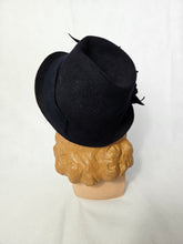 Load image into Gallery viewer, 1940s Navy Blue Felt Tilt Hat With Flower Band
