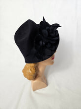 Load image into Gallery viewer, 1940s Navy Blue Felt Tilt Hat With Flower Band
