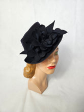 Load image into Gallery viewer, 1940s Navy Blue Felt Tilt Hat With Flower Band
