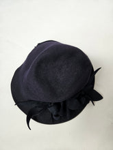 Load image into Gallery viewer, 1940s Navy Blue Felt Tilt Hat With Flower Band
