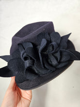 Load image into Gallery viewer, 1940s Navy Blue Felt Tilt Hat With Flower Band
