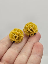 Load image into Gallery viewer, 1940s Yellow Celluloid Flower/Wavy Earrings
