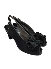 Load image into Gallery viewer, 1940s Black Suede Flower Slingback Shoes
