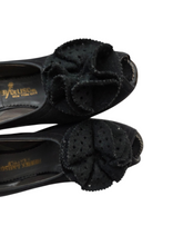 Load image into Gallery viewer, 1940s Black Suede Flower Slingback Shoes
