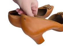Load image into Gallery viewer, 1940s Cinnamon/Tan Leather Court Shoes

