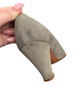 Load image into Gallery viewer, 1940s Pale Grey Suede Button Court Shoes
