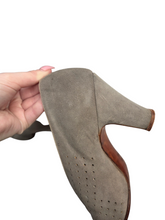 Load image into Gallery viewer, 1940s Pale Grey Suede Button Court Shoes
