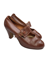 Load image into Gallery viewer, 1940s Tan Leather Unusual Front Strap Shoes
