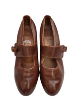 Load image into Gallery viewer, 1940s Tan Leather Unusual Front Strap Shoes
