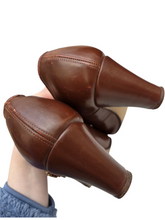 Load image into Gallery viewer, 1940s Tan Leather Unusual Front Strap Shoes
