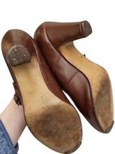 Load image into Gallery viewer, 1940s Tan Leather Unusual Front Strap Shoes
