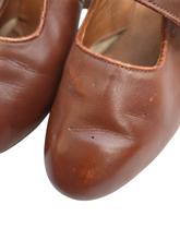 Load image into Gallery viewer, 1940s Tan Leather Unusual Front Strap Shoes
