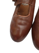 Load image into Gallery viewer, 1940s Tan Leather Unusual Front Strap Shoes
