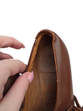 Load image into Gallery viewer, 1940s Tan Leather Unusual Front Strap Shoes
