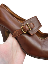 Load image into Gallery viewer, 1940s Tan Leather Unusual Front Strap Shoes
