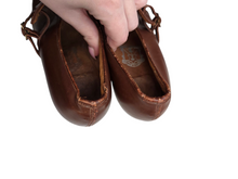 Load image into Gallery viewer, 1940s Tan Leather Unusual Front Strap Shoes
