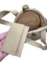 Load image into Gallery viewer, 1940s Mottled Cream/Beige Unusual Box Bag
