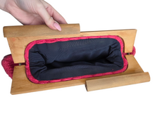 Load image into Gallery viewer, 1940s Hot Pink Knitted Clutch Bag With Wooden Frame
