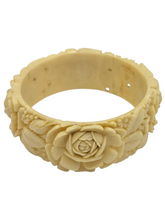 Load image into Gallery viewer, 1940s Chunky Celluloid Rose Bangle
