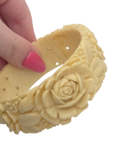 Load image into Gallery viewer, 1940s Chunky Celluloid Rose Bangle
