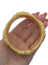 Load image into Gallery viewer, 1940s Chunky Celluloid Rose Bangle
